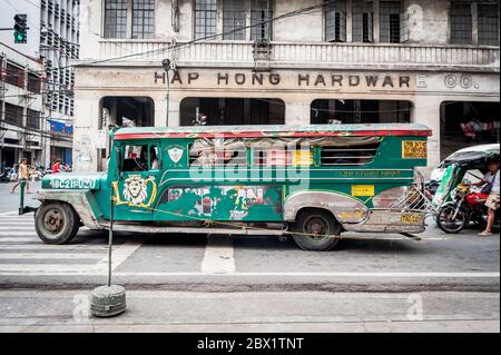 Der Verkehr hält an einer geschäftigen Kreuzung in China Town, Binondo District von Manila, Philippinen. Stockfoto