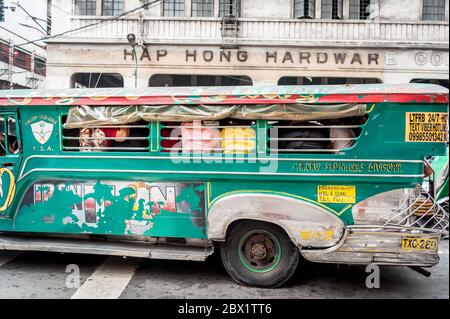 Der Verkehr hält an einer geschäftigen Kreuzung in China Town, Binondo District von Manila, Philippinen. Stockfoto