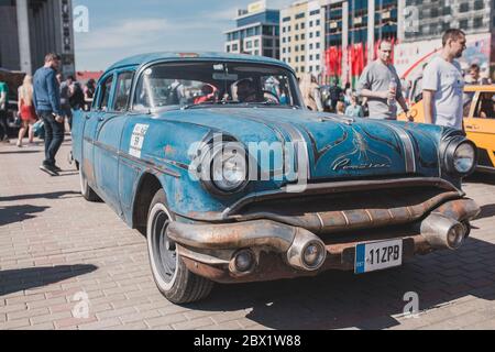 Minsk, Weißrussland - 18. Mai 2019: Ausstellung und Parade der Retro-Autos - 1956 Pontiac Star Chief Stockfoto