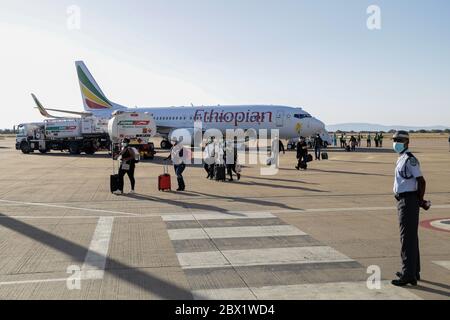 Nairobi, Botswana. Juni 2020. Passagiere, die Gesichtsmasken tragen, werden am Sir Seretse Khama International Airport in Gaborone, Botswana, 3. Juni 2020, gesehen. Die Zahl der bestätigten COVID-19-positiven Fälle auf dem afrikanischen Kontinent übertraf 162,673, sagten die Africa Centers for Disease Control and Prevention (Africa CDC) am Donnerstag. Kredit: Tshekiso Tebalo/Xinhua/Alamy Live News Stockfoto