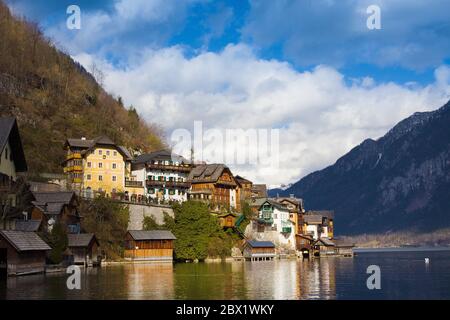 Hallstatt, Österreich - 18. Februar 2020: Schöner Blick auf Häuser auf Bergen rund um Hallstatt - kleines historisches Dorf. UNESCO-Welterbe, Stockfoto