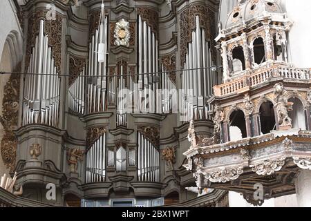 Stralsund, Deutschland. Juni 2020. Ansicht der Orgel in der Kulturkirche St. Jakobi. Die Restaurierung der Orgel in Stralsunds größtem Veranstaltungsraum, der Kulturkirche St. Jakobi, ist nahezu abgeschlossen. Die Kosten für die Orgelrestaurierung belaufen sich auf rund 2.4 Millionen Euro. Sie kommen aus Bund, Land und Stadt sowie aus Spenden und der Stiftung Kulturkirche St. Jakobi. Quelle: Stefan Sauer/dpa/Alamy Live News Stockfoto