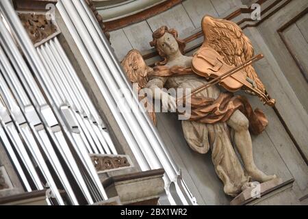 Stralsund, Deutschland. Juni 2020. Ansicht der Orgel in der Kulturkirche St. Jakobi. Die Restaurierung der Orgel in Stralsunds größtem Veranstaltungsraum, der Kulturkirche St. Jakobi, ist nahezu abgeschlossen. Die Kosten für die Orgelrestaurierung belaufen sich auf rund 2.4 Millionen Euro. Sie kommen aus Bund, Land und Stadt sowie aus Spenden und der Stiftung Kulturkirche St. Jakobi. Quelle: Stefan Sauer/dpa/Alamy Live News Stockfoto