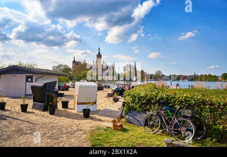 Restaurant am Strand des Schweriner Sees mit Blick auf das Schloss. Stockfoto