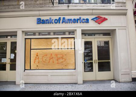 Zertrümmerte Fenster und verbarrikadierte Geschäfte in Manhattan, die von Plünderern während der Protesttage nach dem George Floyd Mord durch die Polizei in Minneapolis, MN, verursacht wurden. Geschäfte entlang des Broadway in der schicken SOHO Nachbarschaft, die getroffen wurden. Stockfoto