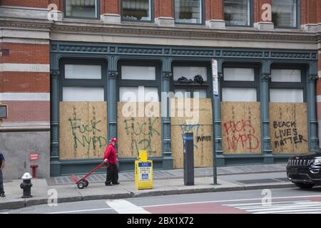 Zertrümmerte Fenster und verbarrikadierte Geschäfte in Manhattan, die von Plünderern während der Protesttage nach dem George Floyd Mord durch die Polizei in Minneapolis, MN, verursacht wurden. Geschäfte entlang des Broadway in der schicken SOHO Nachbarschaft, die getroffen wurden. Stockfoto