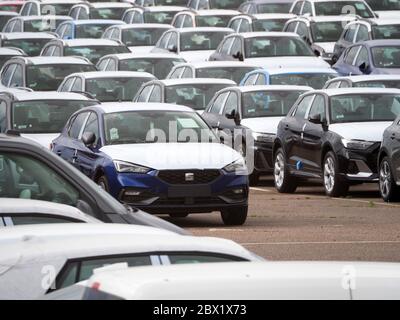 Sheerness, Kent, Großbritannien. Juni 2020. Tausende von Neuwagen lagern heute in riesigen Lagerbereichen im Hafen von Sheerness in Kent. Die Gesellschaft der Automobilhersteller und Händler (SMMT) sagte, dass die Neuwagenverkäufe im Mai 89 Prozent unter dem Vorjahr liegen – der niedrigste seit 1952. Quelle: James Bell/Alamy Live News Stockfoto