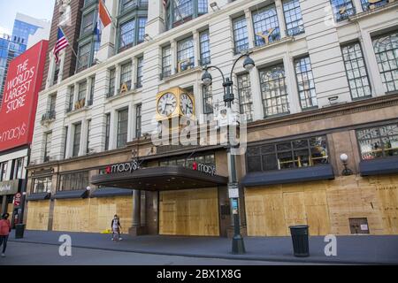 Zertrümmerte Fenster und verbarrikadierte Geschäfte in Manhattan, die von Plünderern während der Protesttage nach dem George Floyd Mord durch die Polizei in Minneapolis, MN, verursacht wurden. Das Flagship Macy's Store in 34th & Broadway. Stockfoto