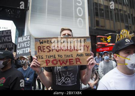 Große Demonstration und marsch vom Times Square gegen allgemeine Polizeigewalt und Mord an schwarzen und braunen Menschen, ausgelöst durch den Mord an George Floyd in Minneapolis, Minnesota. Stockfoto