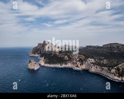 Aussichtspunkt zum Cap Formentor, Blick auf das Gelände des Mirador Es Colomer mit Blick auf die Halbinsel Formentor. Westküste, Mallorca. Leuchtturm, Abenteuer. Stockfoto