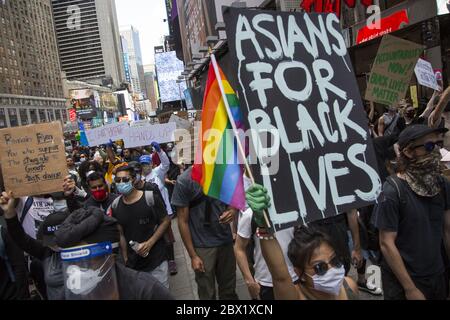 Große Demonstration und marsch vom Times Square gegen allgemeine Polizeigewalt und Mord an schwarzen und braunen Menschen, ausgelöst durch den Mord an George Floyd in Minneapolis, Minnesota. Stockfoto