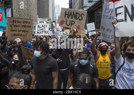 Große Demonstration und marsch vom Times Square gegen allgemeine Polizeigewalt und Mord an schwarzen und braunen Menschen, ausgelöst durch den Mord an George Floyd in Minneapolis, Minnesota. Stockfoto