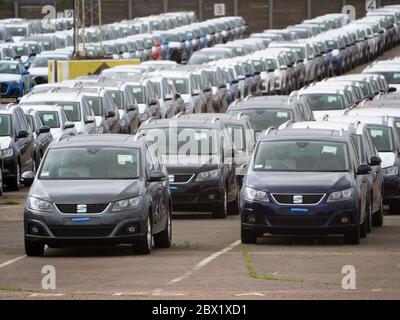 Sheerness, Kent, Großbritannien. Juni 2020. Tausende von Neuwagen lagern heute in riesigen Lagerbereichen im Hafen von Sheerness in Kent. Die Gesellschaft der Automobilhersteller und Händler (SMMT) sagte, dass die Neuwagenverkäufe im Mai 89 Prozent unter dem Vorjahr liegen – der niedrigste seit 1952. Quelle: James Bell/Alamy Live News Stockfoto