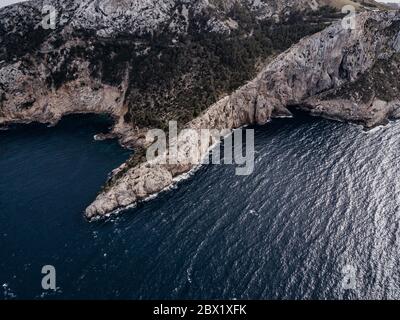 Aussichtspunkt zum Cap Formentor, Blick auf das Gelände des Mirador Es Colomer mit Blick auf die Halbinsel Formentor. Westküste, Mallorca. Leuchtturm, Abenteuer. Stockfoto