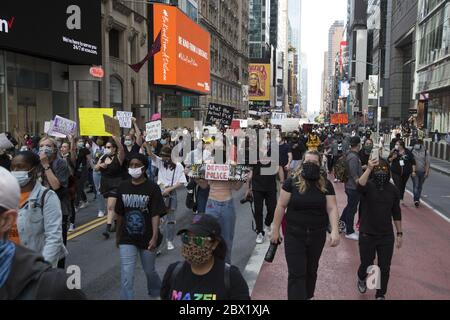 Große Demonstration und marsch vom Times Square gegen allgemeine Polizeigewalt und Mord an schwarzen und braunen Menschen, ausgelöst durch den Mord an George Floyd in Minneapolis, Minnesota. Stockfoto