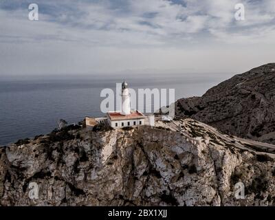 Luftaufnahme auf schönen weißen Leuchtturm von Cap de Formentor in der Küste von Nord-Mallorca, Spanien Balearen bei Sonnenuntergang. Weite Sicht auf wilden Felsen Stockfoto