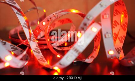 Rote LED-Beleuchtung. Neon LED-Streifen auf schwarzem Hintergrund Stockfoto