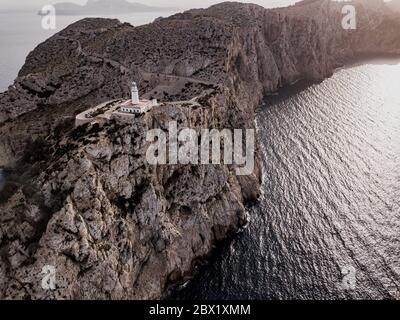 Luftaufnahme auf schönen weißen Leuchtturm von Cap de Formentor in der Küste von Nord-Mallorca, Spanien Balearen bei Sonnenuntergang. Weite Sicht auf wilden Felsen Stockfoto