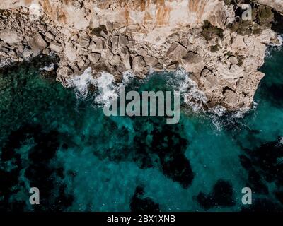 Areal Draufsicht Insellandschaft, Seesicht Spanien Mallorca, Strandbucht Cala s'Almunia, wunderschöne Küste Mittelmeer. Balearen, Kliff o Stockfoto