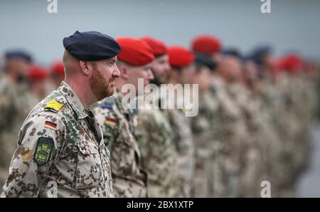 Burg, Deutschland. Juni 2020. Fregatte Kapitän Michael Hinz (l.), Kommandant des Logistik-Bataillons 171, steht neben seinen Soldaten bei einem Abschiedsanruf in der Clausewitz-Kaserne. Während des Appell wurden rund 150 Soldaten für einen Auslandseinsatz in Afghanistan verabschiedet. Der Einsatz des in Burg stationierten Logistik-Bataillons 171 ist Teil der NATO-Ausbildungsmission 'Resolute Support'. Kredit: Ronny Hartmann/dpa/Alamy Live News Stockfoto