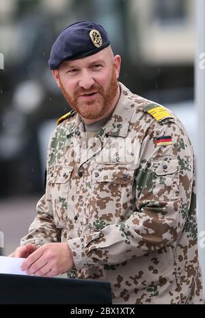 Burg, Deutschland. Juni 2020. Fregatte Kapitän Michael Hinz, Kommandant des Logistik Bataillons 171, spricht in der Clausewitz Kaserne. Während eines Appells wurden rund 150 Soldaten auf eine Auslandsmission nach Afghanistan entsandt. Der Einsatz des in Burg stationierten Logistik-Bataillons 171 ist Teil der NATO-Ausbildungsmission 'Resolute Support'. Kredit: Ronny Hartmann/dpa/Alamy Live News Stockfoto