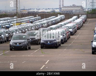 Sheerness, Kent, Großbritannien. Juni 2020. Tausende von Neuwagen lagern heute in riesigen Lagerbereichen im Hafen von Sheerness in Kent. Die Gesellschaft der Automobilhersteller und Händler (SMMT) sagte, dass die Neuwagenverkäufe im Mai 89 Prozent unter dem Vorjahr liegen – der niedrigste seit 1952. Quelle: James Bell/Alamy Live News Stockfoto