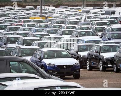 Sheerness, Kent, Großbritannien. Juni 2020. Tausende von Neuwagen lagern heute in riesigen Lagerbereichen im Hafen von Sheerness in Kent. Die Gesellschaft der Automobilhersteller und Händler (SMMT) sagte, dass die Neuwagenverkäufe im Mai 89 Prozent unter dem Vorjahr liegen – der niedrigste seit 1952. Quelle: James Bell/Alamy Live News Stockfoto