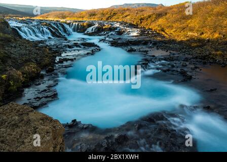 Lange Exposition des Bruarfoss Wasserfall, auch Brúarárfoss genannt, eine blaue Vision auf der Golden Circle Route in Island Stockfoto