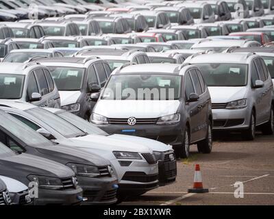 Sheerness, Kent, Großbritannien. Juni 2020. Tausende von Neuwagen lagern heute in riesigen Lagerbereichen im Hafen von Sheerness in Kent. Die Gesellschaft der Automobilhersteller und Händler (SMMT) sagte, dass die Neuwagenverkäufe im Mai 89 Prozent unter dem Vorjahr liegen – der niedrigste seit 1952. Quelle: James Bell/Alamy Live News Stockfoto