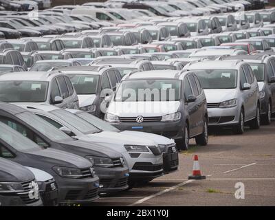 Sheerness, Kent, Großbritannien. Juni 2020. Tausende von Neuwagen lagern heute in riesigen Lagerbereichen im Hafen von Sheerness in Kent. Die Gesellschaft der Automobilhersteller und Händler (SMMT) sagte, dass die Neuwagenverkäufe im Mai 89 Prozent unter dem Vorjahr liegen – der niedrigste seit 1952. Quelle: James Bell/Alamy Live News Stockfoto