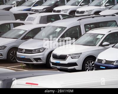 Sheerness, Kent, Großbritannien. Juni 2020. Tausende von Neuwagen lagern heute in riesigen Lagerbereichen im Hafen von Sheerness in Kent. Die Gesellschaft der Automobilhersteller und Händler (SMMT) sagte, dass die Neuwagenverkäufe im Mai 89 Prozent unter dem Vorjahr liegen – der niedrigste seit 1952. Quelle: James Bell/Alamy Live News Stockfoto