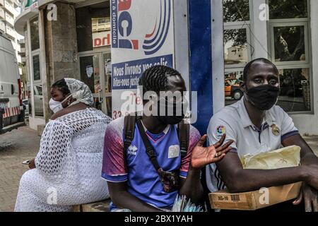 Dakar, Senegal. Juni 2020. Passagiere warten auf einen Bus in Dakar, Senegal, 3. Juni 2020. Das senegalesische Ministerium für Gesundheit und soziale Aktion hat am Donnerstag 89 neue Fälle von COVID-19 angekündigt, womit sich die Gesamtzahl der Infektionen im Land auf 4,021 im Land beläuft. Kredit: Eddy Peters/Xinhua/Alamy Live News Stockfoto