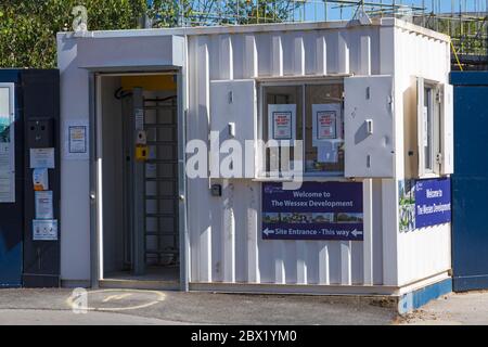 Baustellenbüro mit Sicherheitshinweisen auf dem Wessex Entwicklungsgelände, Bournemouth, Dorset UK im Mai während der Coronavirus Covid 19 Pandemie Stockfoto