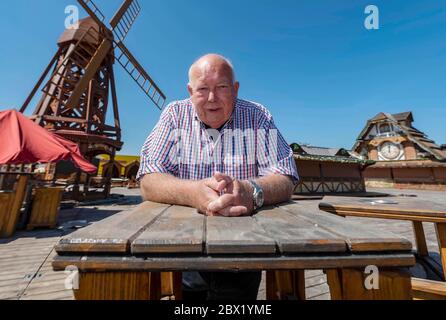 Eggenstein Leopoldshafen, Deutschland. Mai 2020. Der Showman Willy Krusig steht auf seinem Lagergelände mitten in einem Showman-Dorf. Aufgrund der Corona-bezogenen Absagen von Volksfesten und Volksfesten fürchten Showmen um ihre Existenz. Quelle: Uli Deck/dpa/Alamy Live News Stockfoto