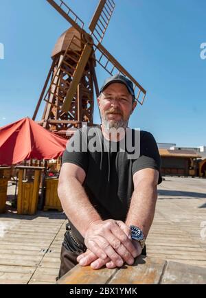 Eggenstein Leopoldshafen, Deutschland. Mai 2020. Der Showman Daniel Müller steht mitten in einem Showman-Dorf. Quelle: Uli Deck/dpa/Alamy Live News Stockfoto