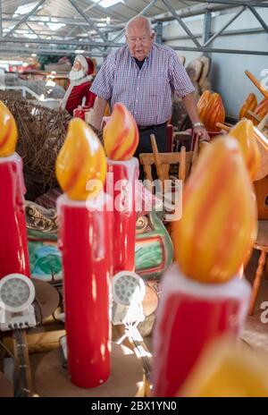 Eggenstein Leopoldshafen, Deutschland. Mai 2020. Der Showman Willy Krusig steht in einem Saal mit Requisiten, die für den Weihnachtsmarkt bestimmt sind. Quelle: Uli Deck/dpa/Alamy Live News Stockfoto