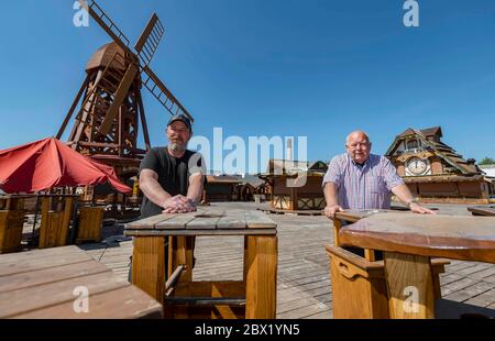 Eggenstein Leopoldshafen, Deutschland. Mai 2020. Die Schausteller Daniel Müller (l.) und Willy Krusig stehen mitten in einem Schauerdorf. Quelle: Uli Deck/dpa/Alamy Live News Stockfoto