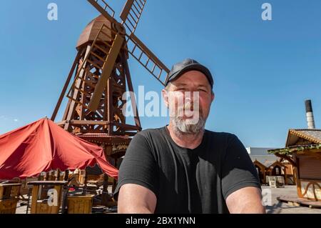 Eggenstein Leopoldshafen, Deutschland. Mai 2020. Der Showman Daniel Müller steht mitten in einem Showman-Dorf. Quelle: Uli Deck/dpa/Alamy Live News Stockfoto