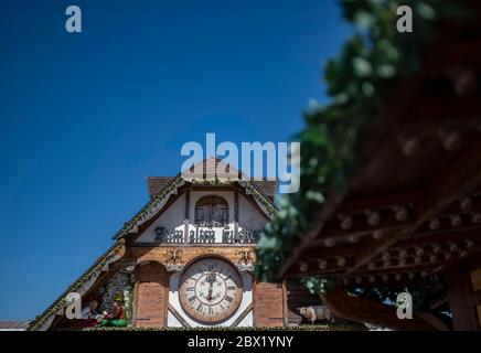 Eggenstein Leopoldshafen, Deutschland. Mai 2020. Das Haus 'zum alten Kuckuck' ist auf dem Gelände des Schaustellers Willy Krusig erbaut. Quelle: Uli Deck/dpa/Alamy Live News Stockfoto