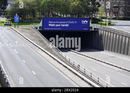 Eine leere Central Motorway in Newcastle upon Tyne während Coronavirus mit NHS-Anzeigen 14-4-20 Stockfoto