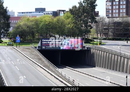 Eine leere Central Motorway in Newcastle upon Tyne während Coronavirus mit NHS-Anzeigen 14-4-20 Stockfoto