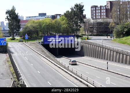 Eine leere Central Motorway in Newcastle upon Tyne während Coronavirus mit NHS-Anzeigen 14-4-20 Stockfoto