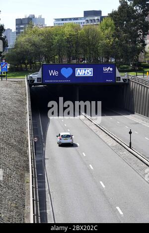 Eine leere Central Motorway in Newcastle upon Tyne während Coronavirus mit NHS-Anzeigen 14-4-20 Stockfoto