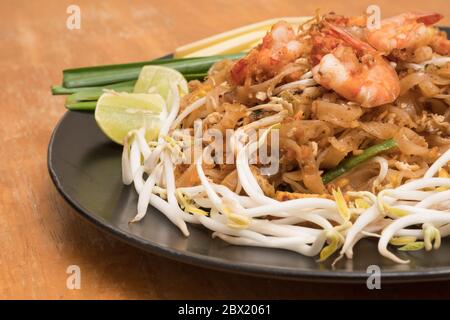 Nahaufnahme Teller von Padthai, Thai Nudel mit gebratenen Garnelen und Gemüse, Thai Food, Thailands nationale Gerichte. Stockfoto