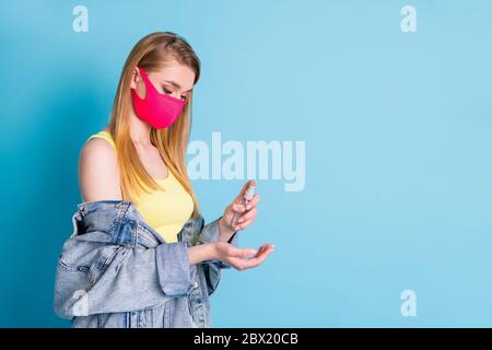 Profilfoto der schönen Dame verwenden Geldbörse Organizer antiseptische Spray desinfizieren Arme nach überfüllten sozialen Ort tragen Gesichtsmaske Denim Blazer gelb Tank Stockfoto