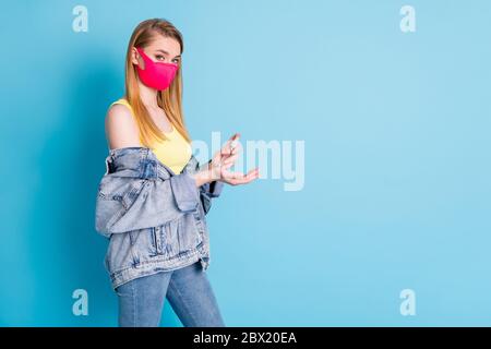 Profilfoto der schönen Dame verwenden Geldbörse Organizer antiseptische Spray desinfizieren Arme nach überfüllten sozialen Ort tragen Gesichtsmaske Denim Blazer gelb Tank Stockfoto