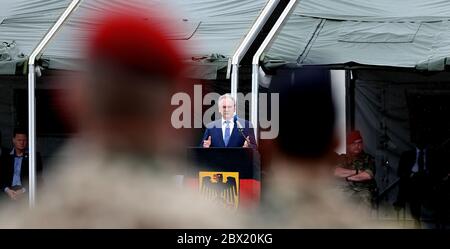 Burg, Deutschland. Juni 2020. Reiner Haseloff (CDU), Ministerpräsident von Sachsen-Anhalt, spricht bei einem Appell in der Clausewitz-Kaserne. Während des Appells wurden etwa 150 Soldaten auf eine Auslandsmission nach Afghanistan entsandt. Der Einsatz des in Burg stationierten Logistik-Bataillons 171 ist Teil der NATO-Ausbildungsmission 'Resolute Support'. Kredit: Ronny Hartmann/dpa/Alamy Live News Stockfoto