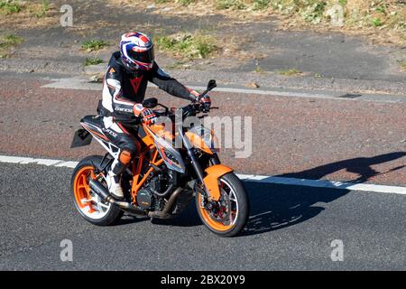 GT KTM 1290 Super Duke Motorradfahrer; Zweiradfahrer, Motorräder, Fahrzeug, Straßen, Motorräder, Motorradfahrer, die auf der Autobahn M6 Chorley fahren, Großbritannien Stockfoto