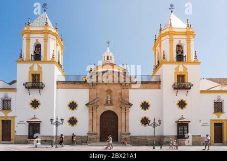 Ronda,Spanien-10. august 2017:Ansicht der Pfarrei Nuestra Senora del socorro auf dem platz socorro in Ronda an einem sonnigen Tag. Stockfoto