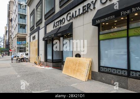 Midtown Manhattan Unternehmen sind alle in Reaktion auf die Plünderungen, Unruhen und Vandalismus, Juni 2020, New York City, USA, verladen Stockfoto